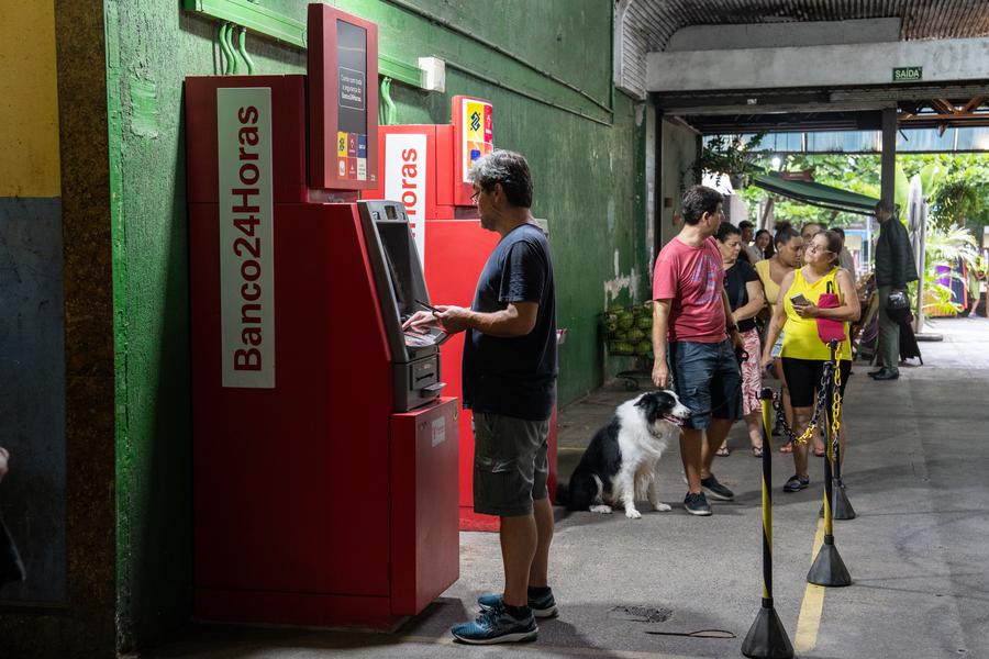 Imagen del 1 de marzo de 2024 de personas haciendo fila para usar un cajero automático, en Botafogo, Río de Janeiro, Brasil. (Xinhua/Wang Tiancong)