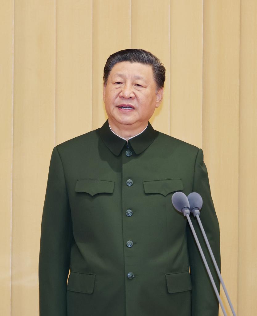 El presidente chino, Xi Jinping, también secretario general del Comité Central del Partido Comunista de China (PCCh) y presidente de la Comisión Militar Central (CMC), habla en la ceremonia de creación de la fuerza de apoyo de información del Ejército Popular de Liberación (EPL), en Beijing, capital de China, el 19 de abril de 2024. Xi también entregó una bandera a la fuerza en su ceremonia de creación. (Xinhua/Li Gang)