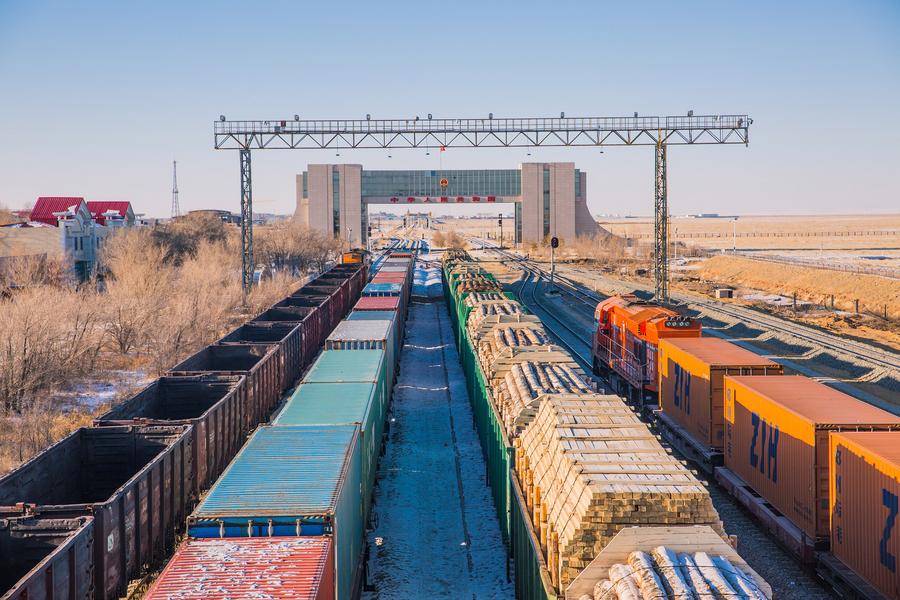 Imagen de trenes de carga en el puerto de Erenhot, en la región autónoma de Mongolia Interior, en el norte de China, el 8 de enero de 2021. (Xinhua/Guo Pengjie)
