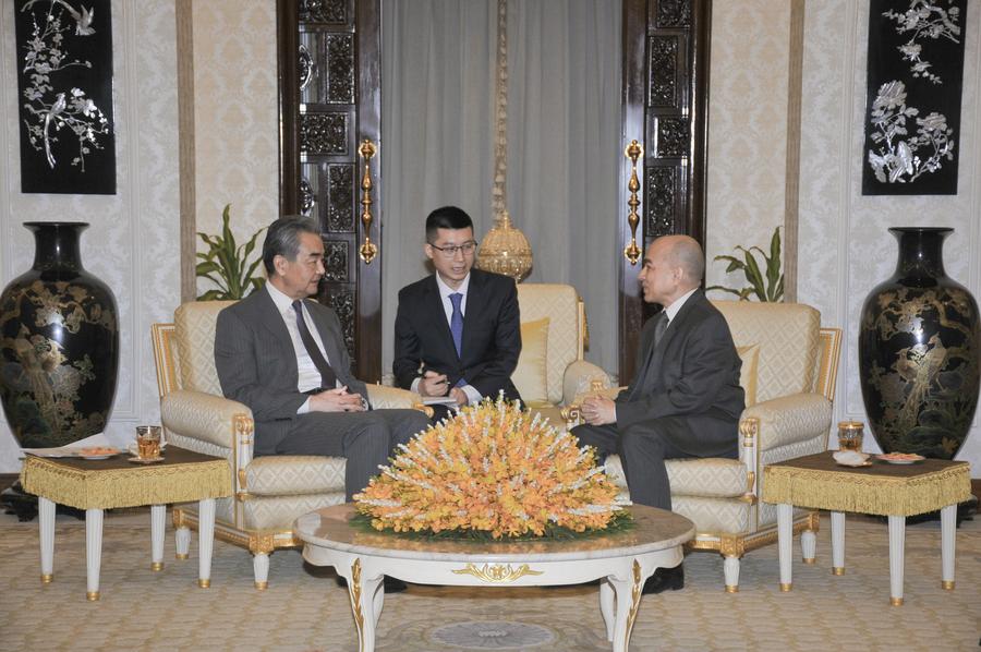 El rey camboyano, Norodom Sihamoni (d), se reúne con el ministro de Relaciones Exteriores chino, Wang Yi (i), también miembro del Buró Político del Comité Central del Partido Comunista de China, en Phnom Penh, Camboya, el 21 de abril de 2024. (Xinhua/Van Pov)