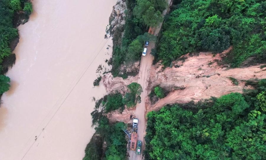 Esta foto aérea, tomada con un dron el 21 de abril de 2024, muestra una vía afectada por un deslizamiento de tierra en el poblado de Jiangwan del distrito de Wujiang, en la ciudad de Shaoguang, de la provincia meridional china de Guangdong. (Xinhua/Lu Hanxin)