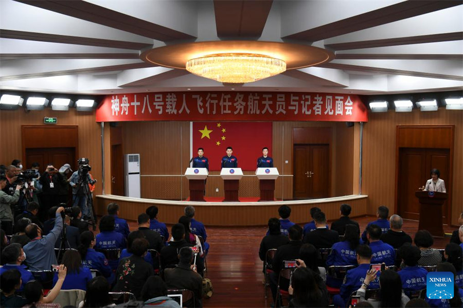 Astronautas de la misión Shenzhou-18 de China se reúnen con la prensa