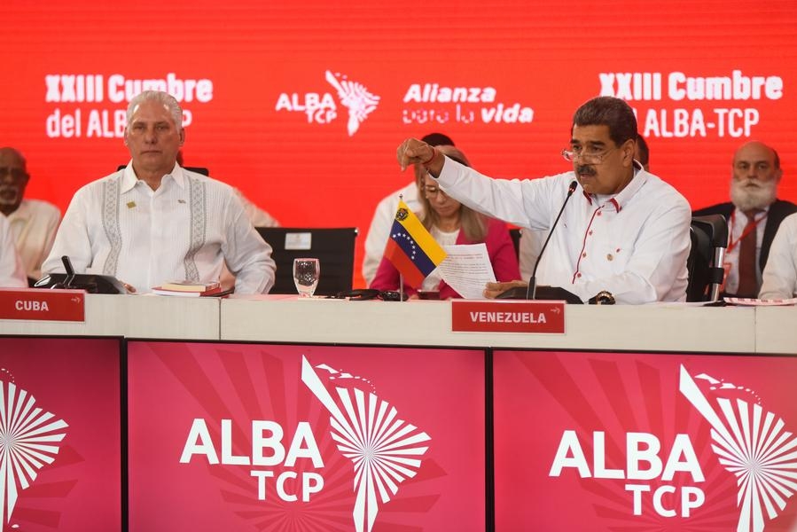El presidente venezolano, Nicolás Maduro (d-frente), habla junto al presidente cubano, Miguel Díaz-Canel (i-frente), durante la sesión plenaria de la XXIII Cumbre de la Alianza Bolivariana para los Pueblos de Nuestra América-Tratado de Comercio de los Pueblos (ALBA-TCP) en el Palacio de Miraflores, en Caracas, Venezuela, el 24 de abril de 2024. (Xinhua/Marcos Salgado) 
