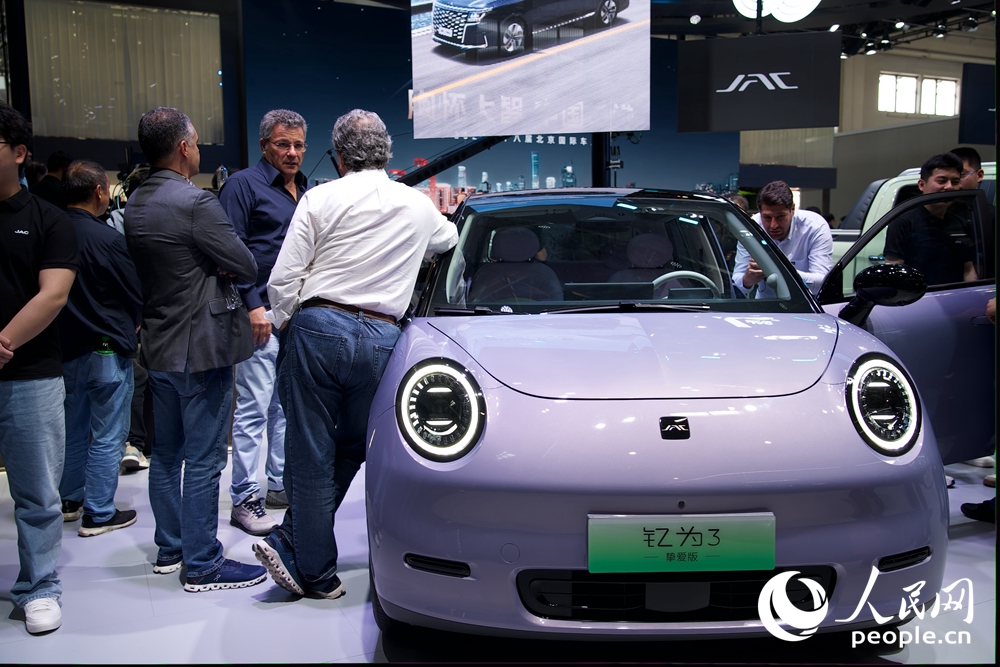 Marcas de automóviles conocidas presentan sus nuevos productos en el Salón del Automóvil de Beijing