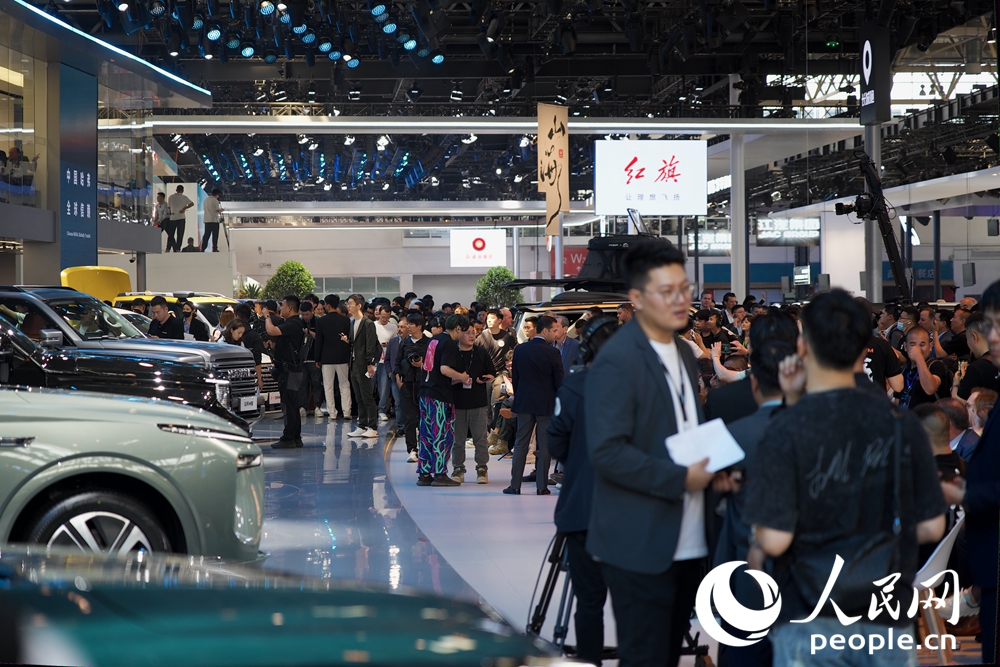 Marcas de automóviles conocidas presentan sus nuevos productos en el Salón del Automóvil de Beijing