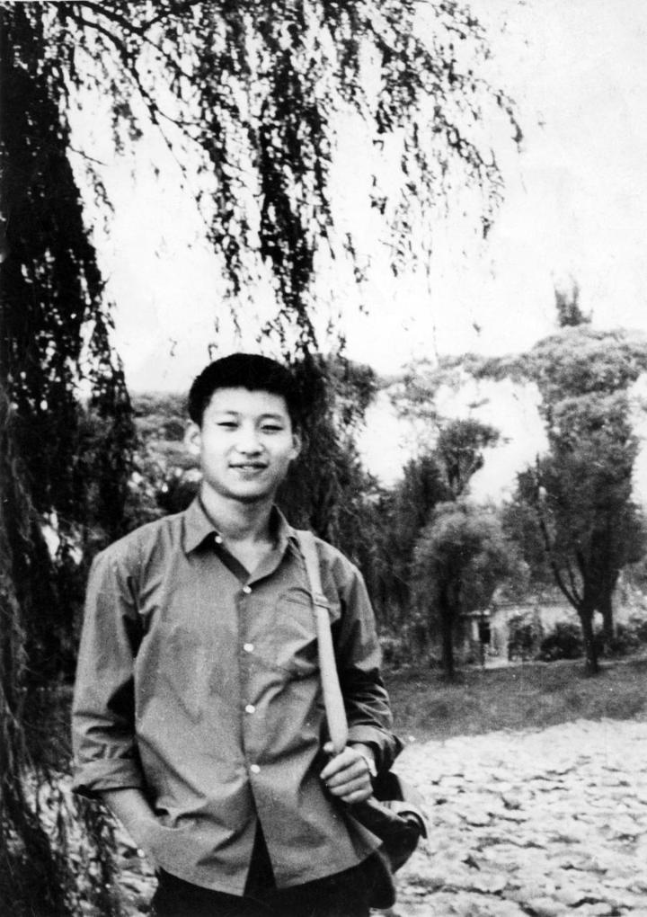 Foto de archivo sacada en 1972 muestra que Xi Jinping, entonces un "joven educado" en el campo, regresa a Beijing para visitar a sus familiares. (Xinhua) 