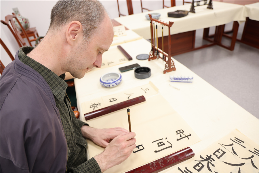 Los cursos del Centro Cultural Chino en Belgrado, Serbia, son muy apreciados por la población local