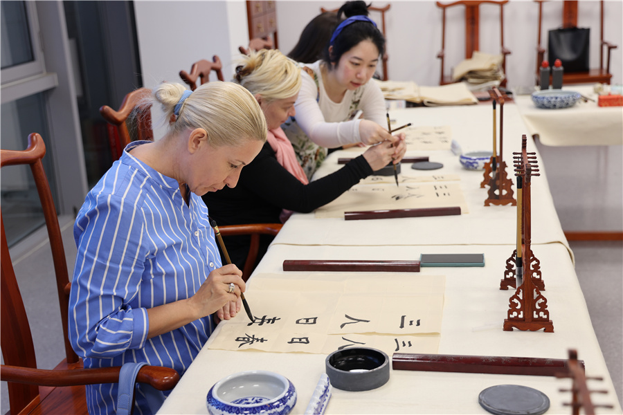 Los cursos del Centro Cultural Chino en Belgrado, Serbia, son muy apreciados por la población local