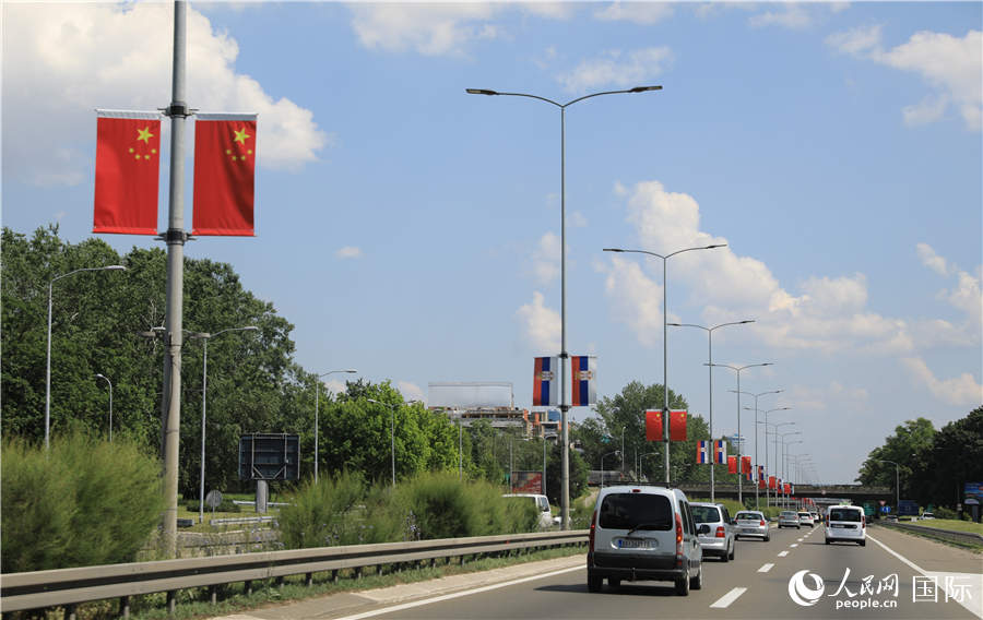 ¡Sean bienvenidos, distinguidos amigos chinos! Banderas chinas y lemas de bienvenida se exhiben en muchos lugares de Serbia