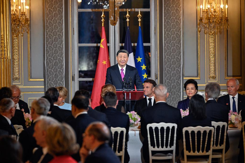 Xi asiste a banquete de bienvenida ofrecido por Macron