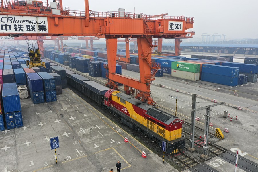 Imagen de archivo de un tren de carga intermodal ferroviario-marítimo transportando contenedores de mercancías, incluidos automóviles, motocicletas, motores y carbonato de sodio, en la estación central de la aldea de Tuanjie en Chongqing, en el suroeste de China. (Xinhua/Liu Chan)