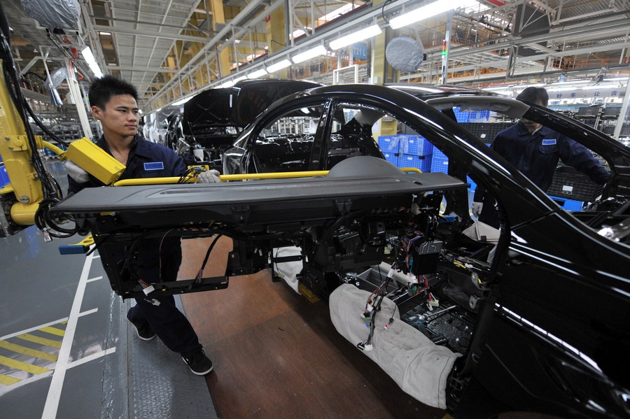 Imagen de archivo de trabajadores ensamblando en la línea de producción en la fábrica Geely Auto Ningbo, en Ningbo, provincia de Zhejiang, en la República Popular China. (Xinhua/Huang Zongzhi)