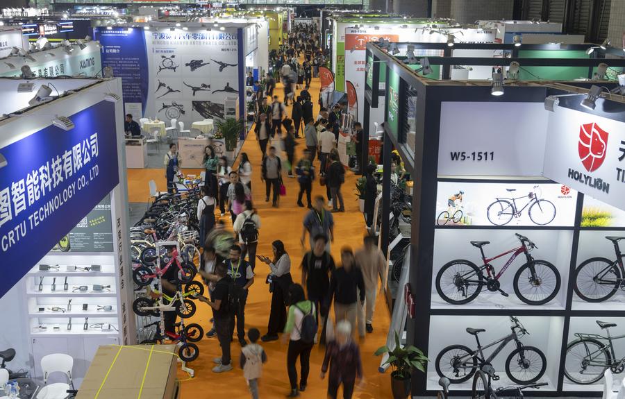 Visitantes recorren la 32ª Feria Internacional de la Bicicleta de China, en la ciudad de Shanghai, este de China, el 5 de mayo de 2024. (Xinhua/Cai Yang)