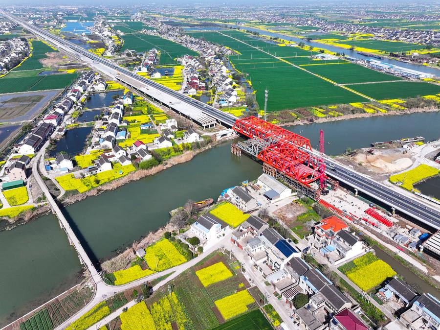 Vista aérea fotografiada con un dron de un tren de pasajeros circulando por la vía de alta velocidad Xi'an-Chengdu en el poblado de Yangchun del distrito de Nanzheng, en Hanzhong, provincia de Shaanxi, en el noroeste de China, el 20 de marzo de 2024. (Xinhua/Shao Rui)