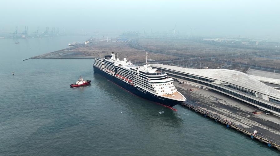 La foto, tomada con un dron el 11 de marzo de 2024, muestra el crucero Zuiderdam, operado por Holland America Line, atracando en el puerto Tianjin International Cruise Home Port en la municipalidad septentrional china de Tianjin. (Xinhua)