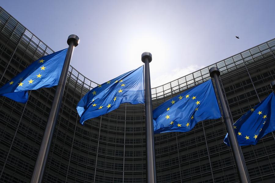  Imagen del 21 de mayo de 2021 de banderas de la Unión Europea (UE) ondeando frente a la sede de la UE,  en Bruselas, Bélgica.  (Xinhua/Zheng Huansong)