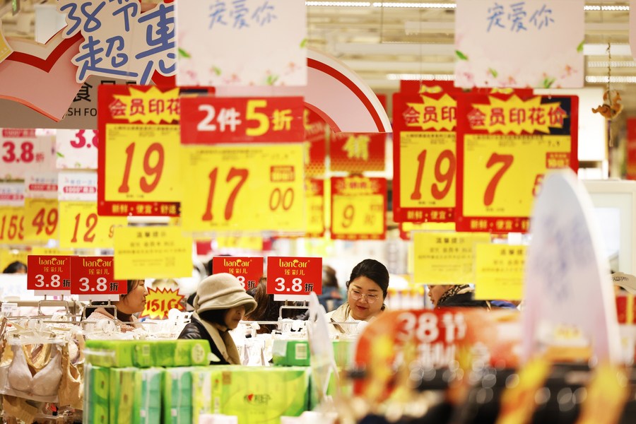 Clientas compran en un supermercado en el distrito de Sihong de Suqian, en la provincia de Jiangsu, en el este de China, el 9 de marzo de 2024. (Xinhua/Xu Changliang)