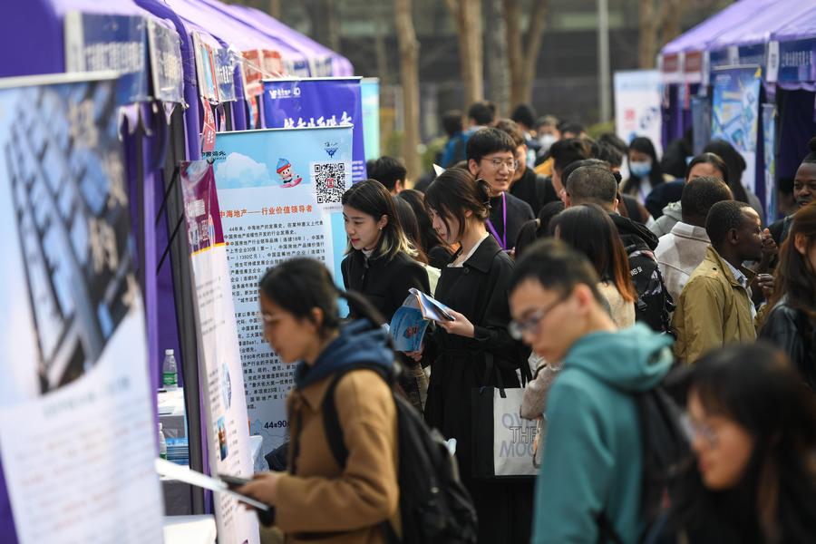 Estudiantes asisten a una feria de empleo en la Universidad Tsinghua en Beijing, la capital de China, el 15 de marzo de 2024. (Xinhua/Ju Huanzong)