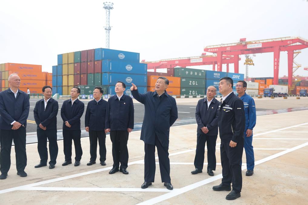 El presidente chino, Xi Jinping, también secretario general del Comité Central del Partido Comunista de China y presidente de la Comisión Militar Central, visita el Puerto de Rizhao para informarse sobre el progreso local en la promoción del desarrollo inteligente y ecológico del puerto y la ampliación de la apertura, en Rizhao, en la provincia de Shandong, en el este de China, el 22 de mayo de 2024. Xi inspeccionó en la tarde del miércoles la ciudad de Rizhao, en la provincia oriental china de Shandong. (Xinhua/Ju Peng)