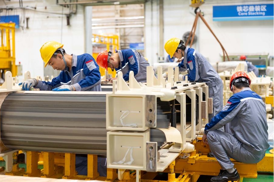 Empleados trabajan en una fábrica del Grupo CHINT en el distrito de Songjiang, en Shanghai, en el este de China, el 23 de mayo de 2024. (Xinhua/Wang Xiang)