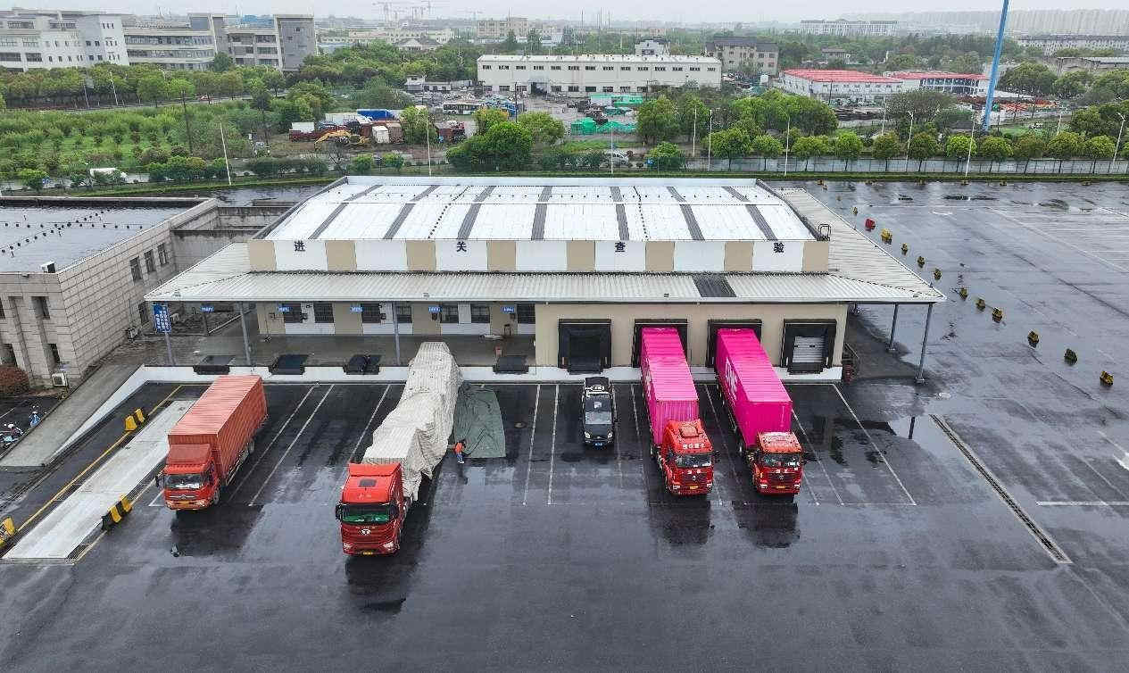 Camiones de carga esperan la inspección en la zona aduanera integral de Songjiang en Shanghai, este de China. (Foto de Jiang Huihui/Diario del Pueblo digital)