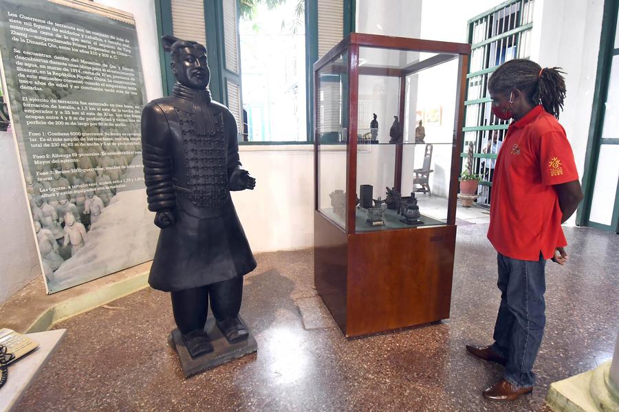  Imagen del 28 de septiembre de 2021 de un hombre observando objetos exhibidos durante la exposición "Presencia",  un homenaje a los chinos que se asentaron en la isla, en la Casa de Artes y Tradiciones Chinas, en La Habana, capital de Cuba. (XinhuaJoaquín Hernández) 