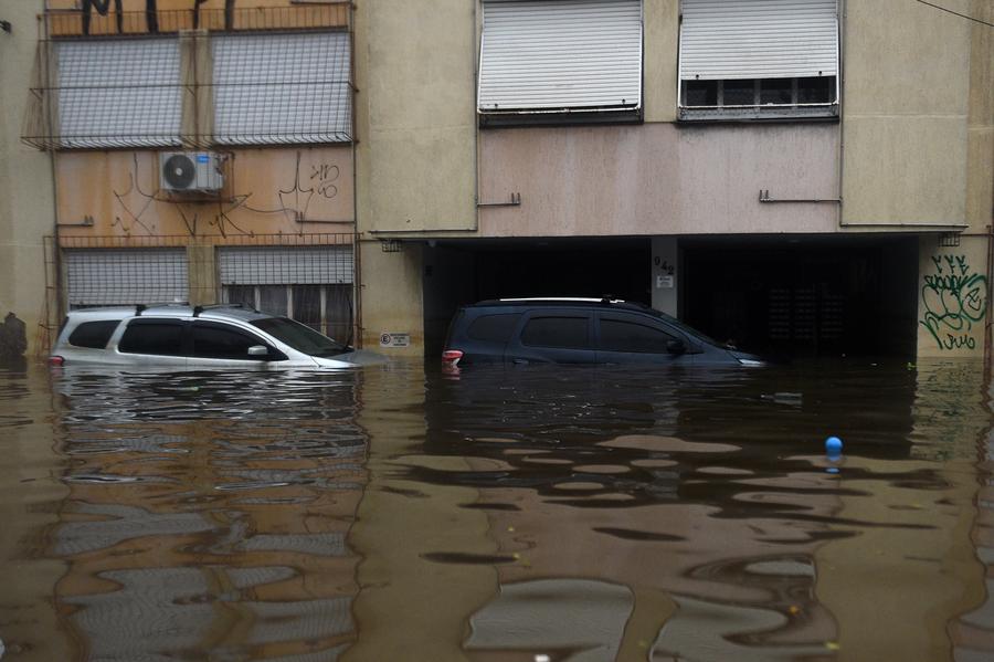 Imagen del 11 de mayo de 2024 de vehículos en una calle inundada debido a las fuertes lluvias, en la ciudad de Porto Alegre, Rio Grande do Sul, Brasil. (Xinhua/Lucio Tavora)