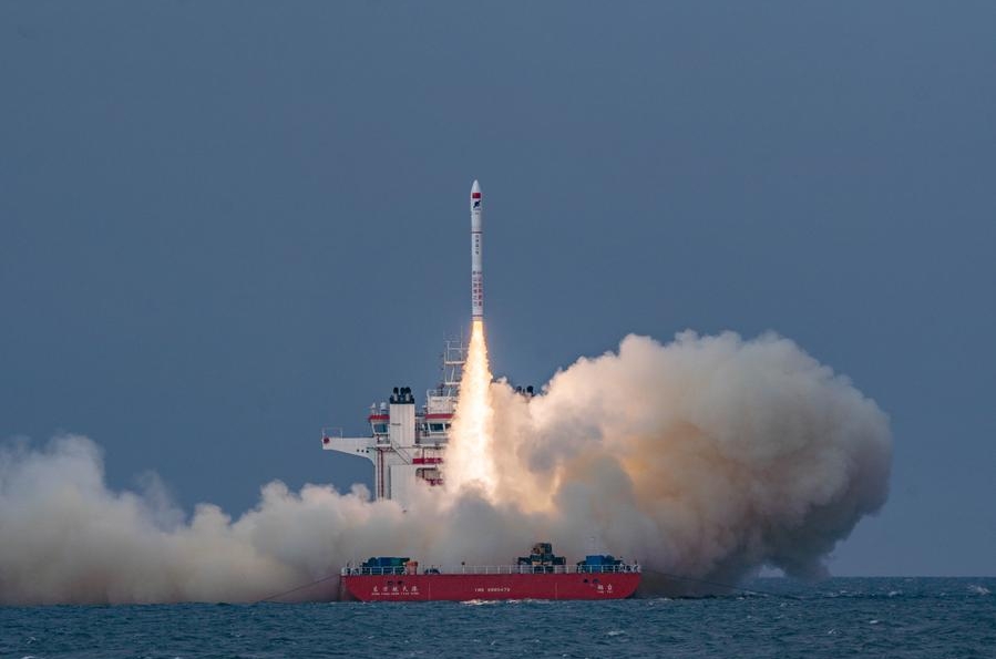 Una variante del cohete comercial CERES-1 adaptada para su lanzamiento desde el mar y cargada con cuatro satélites, despega de las aguas circundantes de la provincia oriental china de Shandong, el 29 de mayo de 2024. (Xinhua/Li Chao)