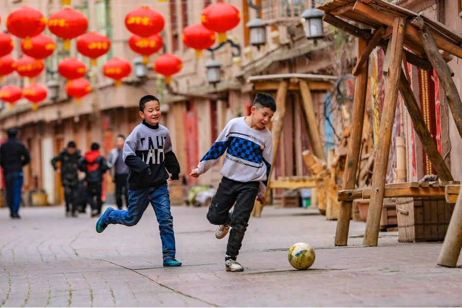 Dos niños juegan en la antigua ciudad de Kashgar, en la región autónoma uygur de Xinjiang, en el noroeste de China, el 5 de febrero de 2024. (Xinhua/Cai Zengle)