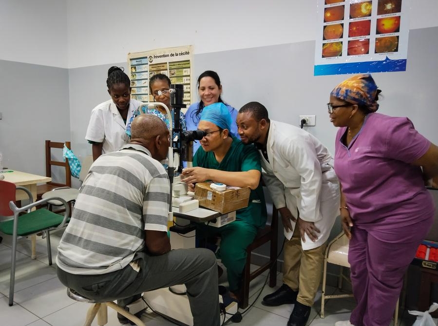 Imagen del 15 de mayo de 2024 de Xie Hongbin (3-d), oftalmólogo del equipo médico chino, guiando a sus colegas cubanos y ecuatoguineanos para comprobar la recuperación de los ojos de un paciente tras la cirugía en el Hospital Regional de Malabo, en Malabo, Guinea Ecuatorial. (Xinhua/El 33 grupo de equipos médicos chinos en Guinea Ecuatorial) 