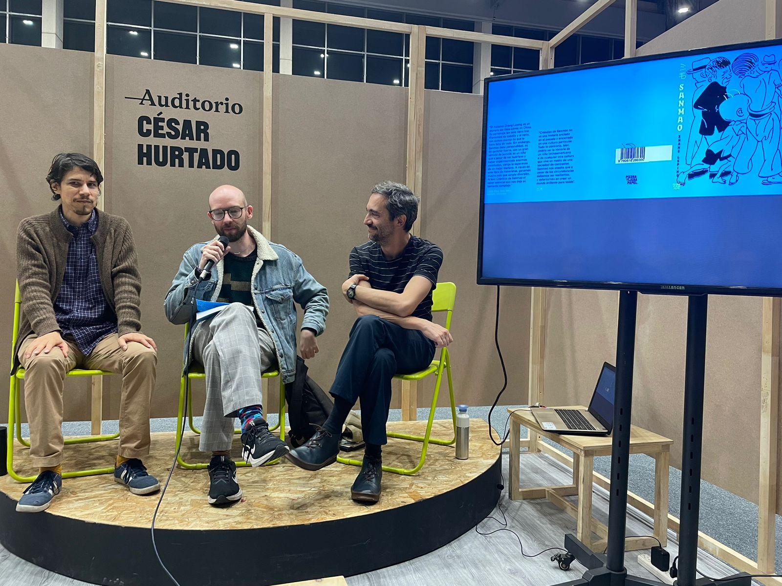 Lanzamiento de Sanmao en la Feria Internacional del Libro de Bogotá 2024. De izquierda a derecha Luis Cantillo, Daniel Jiménez y Juan Pablo Fajardo. (Foto: Manuela Jaramillo)