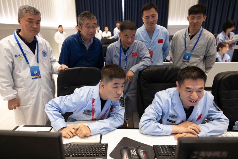 BEIJING, 2 junio, 2024 (Xinhua) -- Personal técnico observa los datos enviados por la combinación de módulos de alunizaje y ascenso de la sonda Chang