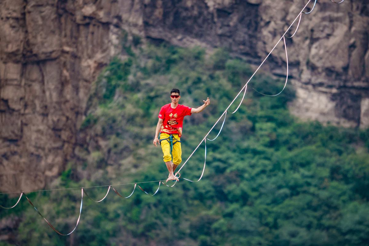 Un atleta de slackline establece un nuevo récord asiático