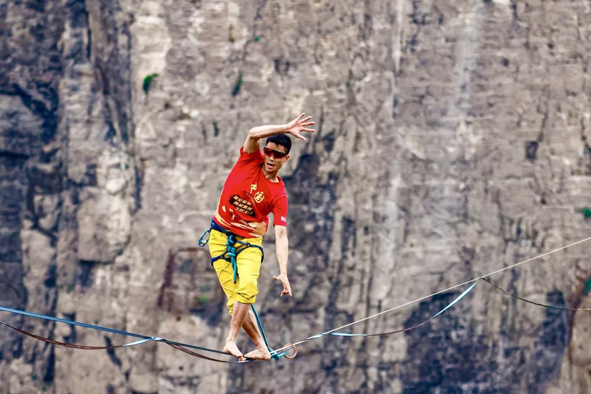 Un atleta de slackline establece un nuevo récord asiático