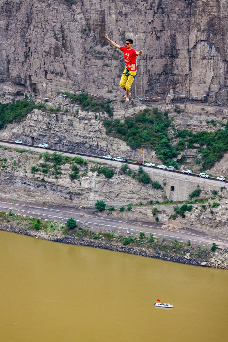 Un atleta de slackline establece un nuevo récord asiático