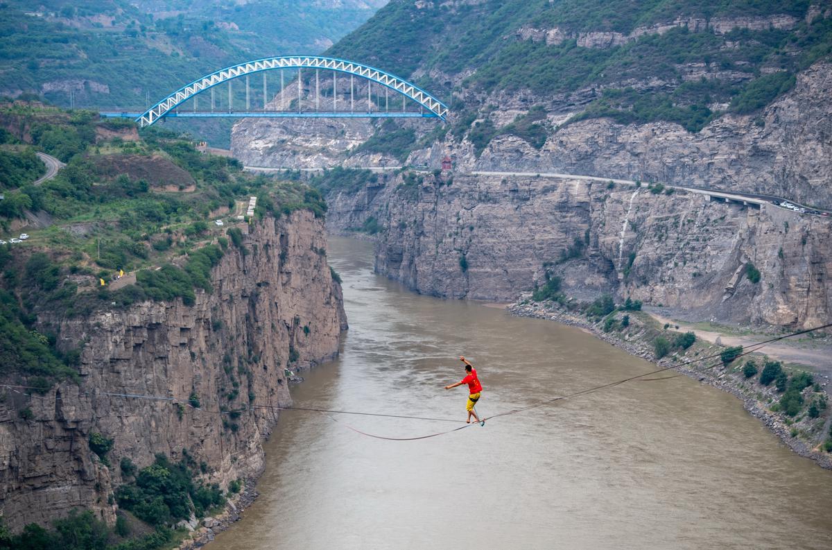 Un atleta de slackline establece un nuevo récord asiático