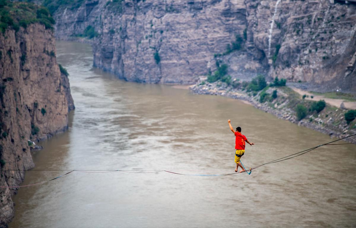 Un atleta de slackline establece un nuevo récord asiático