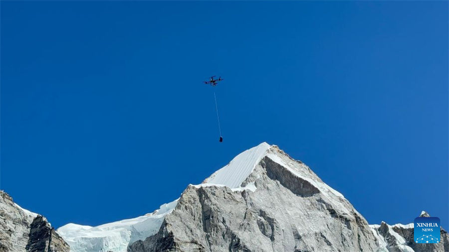 DJI realiza primeras pruebas exitosas de entrega con drones del mundo en el monte Qomolangma