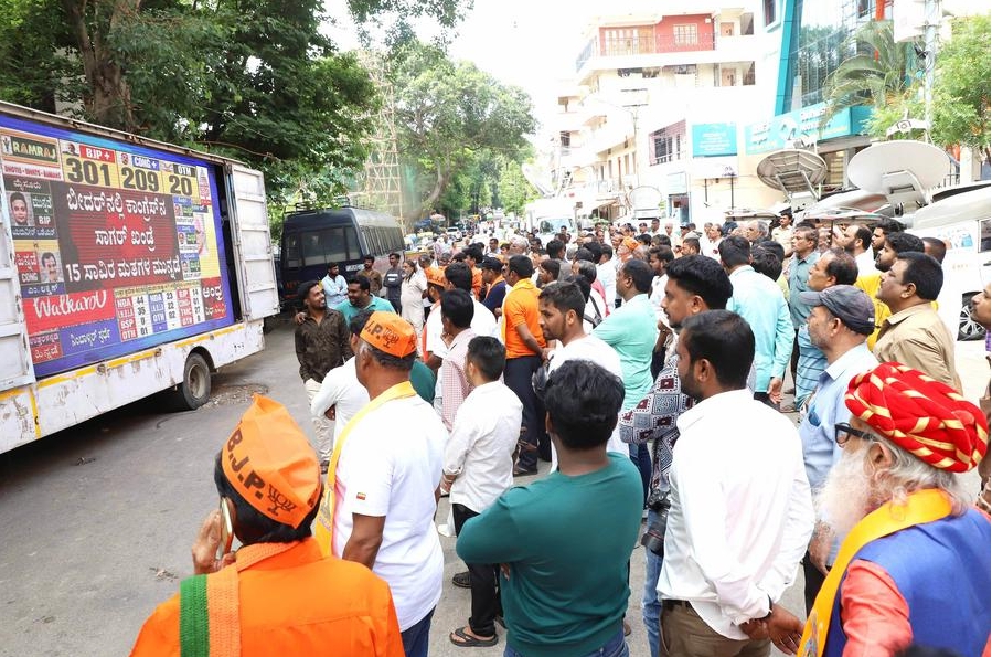 Personas observan los resultados de las elecciones en vivo por televisión, en Bengaluru, India, el 4 de junio de 2024. (Xinhua) 