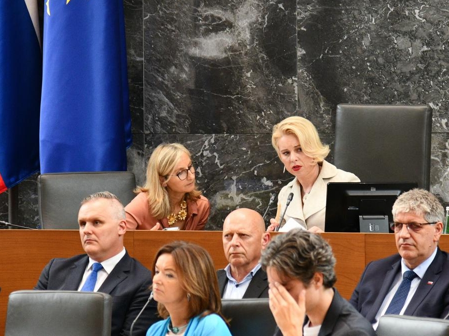 La presidenta del Parlamento esloveno, Urska Klakocar Zupancic (d-atrás), asiste a la sesión parlamentaria dedicada al reconocimiento de Palestina, en Liubliana, Eslovenia, el 4 de junio de 2024.(Xinhua/Bozidar Kolar/STA)