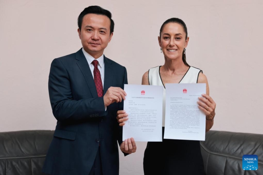 El embajador chino en México, Zhang Run (i), presenta la felicitación del presidente chino, Xi Jinping, a Claudia Sheinbaum (d), presidenta electa de México, en la Ciudad de México, capital de México, el 4 de junio de 2024. Sheinbaum informó en su cuenta de la red social X que recibió la felicitación por su triunfo electoral del presidente chino, Xi Jinping, de manera presencial, de manos del embajador de China en México, Zhang Run, un gesto que agradeció y valoró como muestra del buen estado de las relaciones bilaterales. (Xinhua)