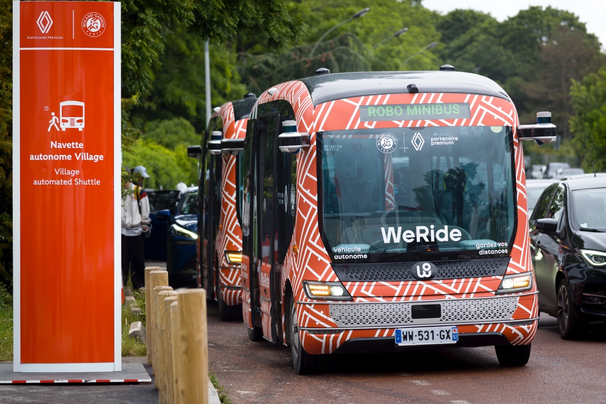 Los minibuses de WeRide en el Stade Roland Garros en París, Francia. [Foto proporcionada a chinadaily.com.cn]