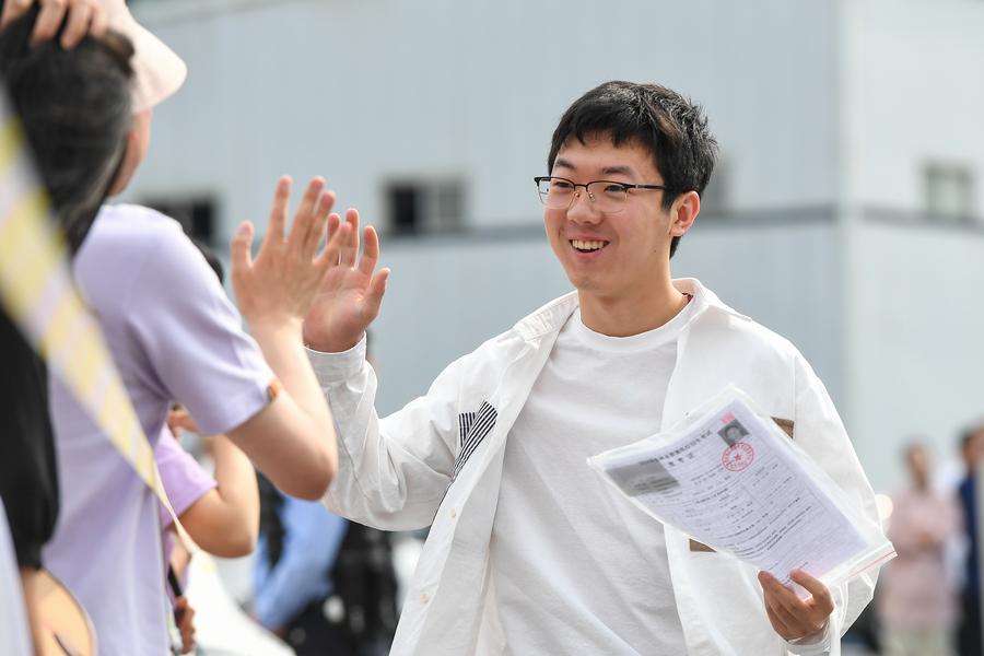 Un estudiante saluda a su maestra antes de entrar al lugar para el examen nacional de ingreso a la universidad en Changchun, en la provincia nororiental china de Jilin, el 7 de junio de 2024. (Xinhua/Zhangnan)