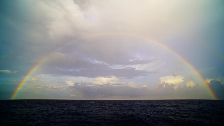 Imagen del 3 de mayo de 2024 de un arco iris en el Mar Meridional de China. (Xinhua/Yuan Shuai) 