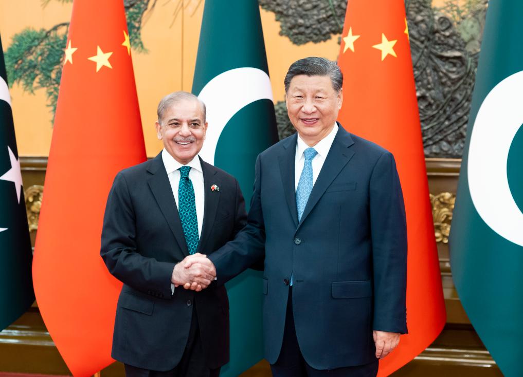 El presidente chino, Xi Jinping, se reúne con el primer ministro paquistaní, Shehbaz Sharif, quien se encuentra en una visita oficial en China, en el Gran Palacio del Pueblo, en Beijing, capital de China, el 7 de junio de 2024. (Xinhua/Huang Jingwen)