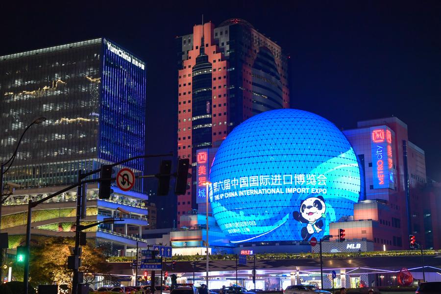  Imagen del 3 de noviembre de 2023 de un cartel electrónico de la VI Exposición Internacional de Importaciones de China (CIIE, por sus siglas en inglés), en el distrito de Xuhui de Shanghai, en el este de China. (Xinhua/Meng Tao) 