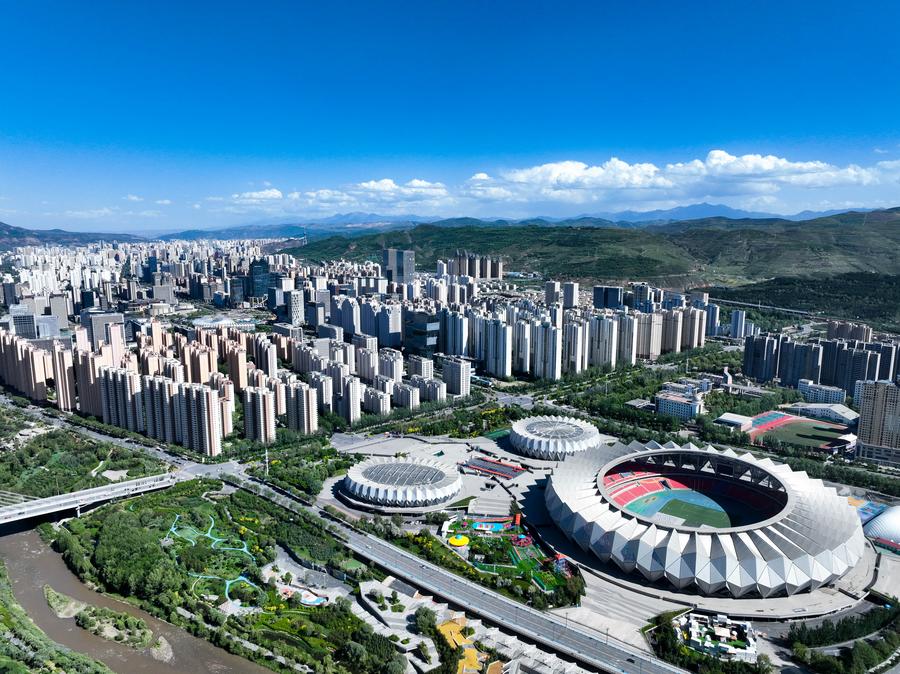  Imagen tomada con un dron el 4 de junio de 2024 de una vista de Xining, capital de la provincia de Qinghai, en el noroeste de China. (Xinhua/Zhang Long)