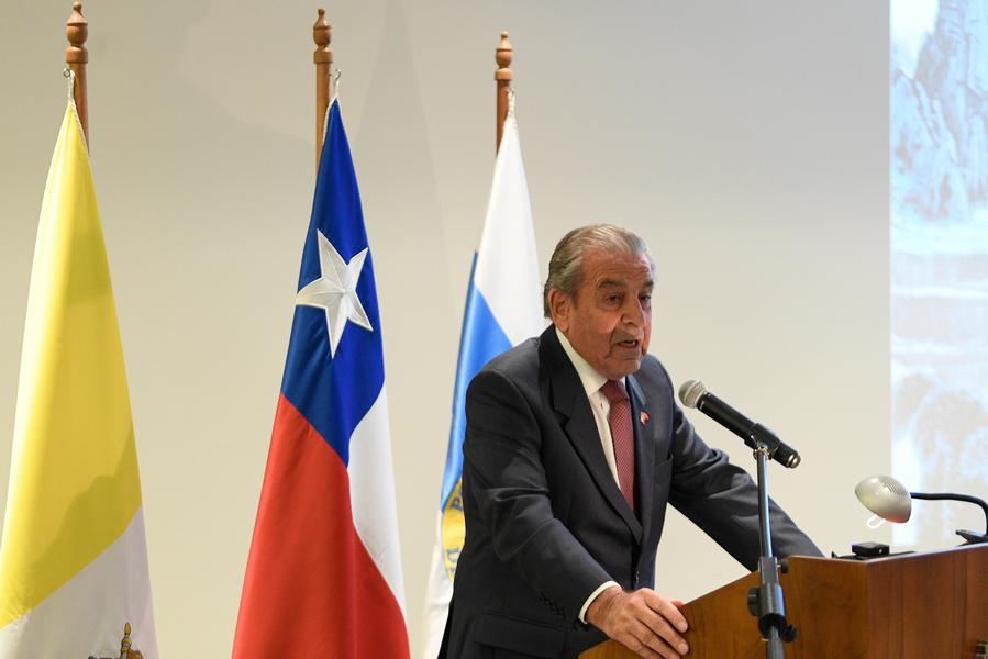  Imagen del 28 de mayo de 2024 del expresidente chileno Eduardo Frei Ruíz-Tagle, pronunciando un discurso en la ceremonia de celebración del 15º aniversario del Instituto Confucio de la Pontificia Universidad Católica de Chile, en la ciudad de Santiago, capital de Chile. (Xinhua/Jorge Villegas)