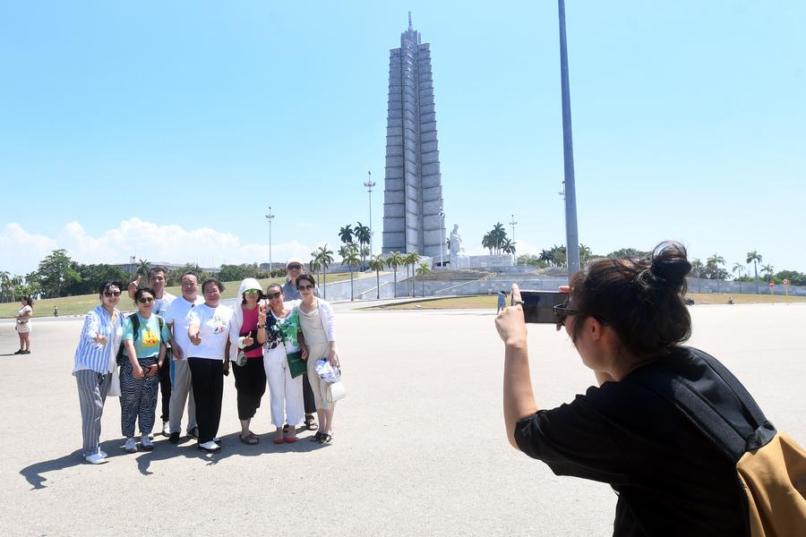 Imagen del 23 de mayo 2024 de turistas chinos tomándose una fotografía en la Plaza de la Revolución, en La Habana, capital de Cuba. (Xinhua/Joaquín Hernández)