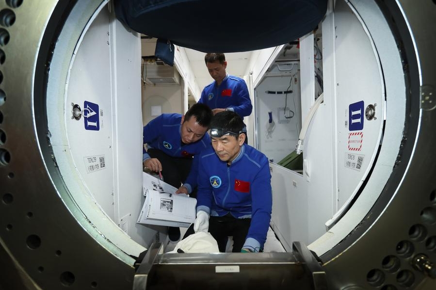Los astronautas chinos Nie Haisheng, Liu Boming y Tang Hongbo durante un entrenamiento, el 22 de abril de 2021. (Xinhua/Xu Bu)